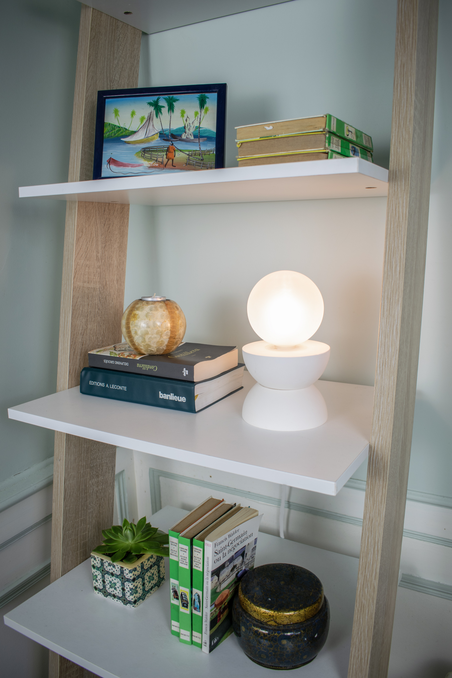 White Sandi | Minimalistic Sand-Clock Shaped Table Lamp