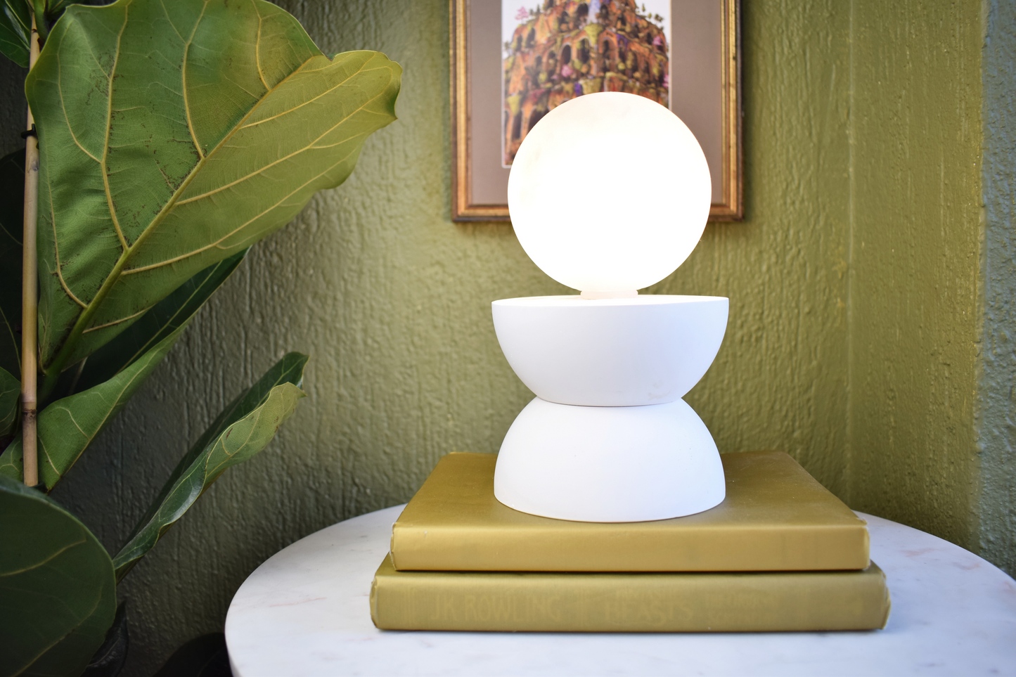 White Sandi | Minimalistic Sand-Clock Shaped Table Lamp